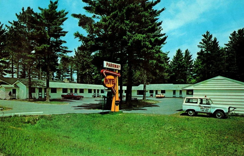 Parkway Motel - Vintage Postcard